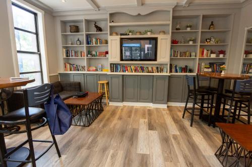 Restaurant, Chicago Parthenon Hostel in West Loop