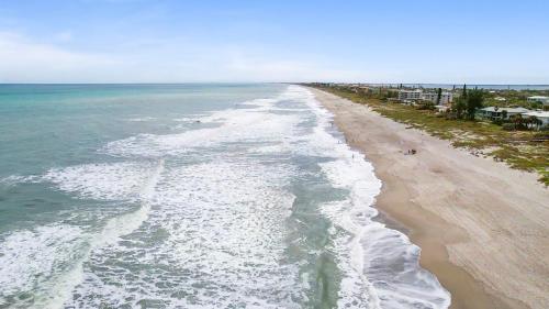 Casa Solana Resort Oceanfront Luxury 3 Master Suites & Backyard Oasis in Cocoa Beach, USA
