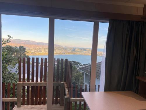 Hilltop Tiny Escape Stunning Harbour & City Views in อีแวนส์ พาเหรด