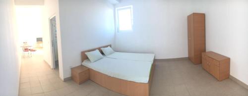 1 queen bed, 2 twin beds