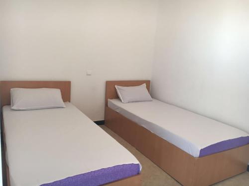 2 twin beds