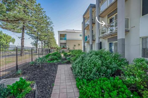 Beachfront self contained upstairs apartment in Semaphore