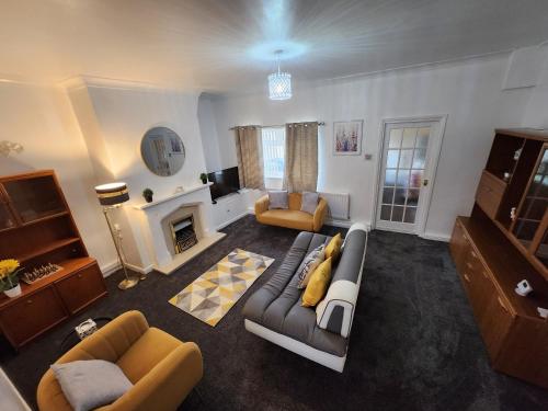 Primos Palace 4 - Bedroom House in Blyth