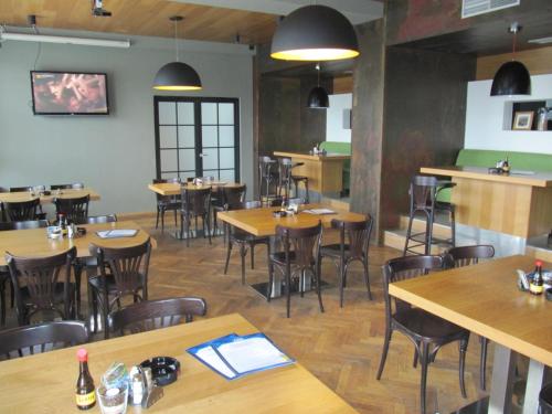 ผับ/เลาจน์, Hotelovy Dum in โปเวล