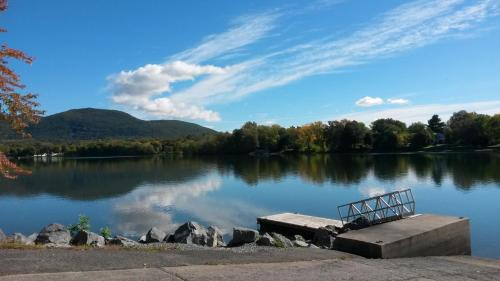 . River & Mountain View 2BR Apartment Private Parking
