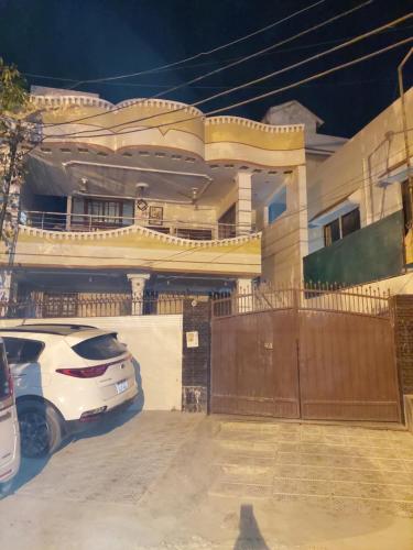 Elegant Penthouse Rooms Gulistan E Joher Blk 14 - image 4