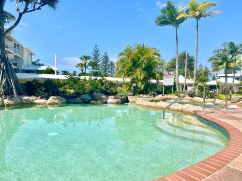 Top Floor , Ocean and Resort Pool Views at Alex Beach Resort for 2 !!! – khách sạn tại Alexandra Headland