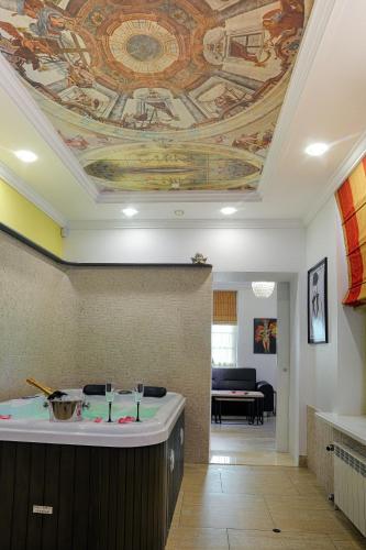 Luxury apartment in Old Town - image 5