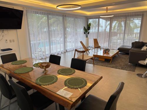 Oceanfront - Villa Catalina - Beach House in Tornabe