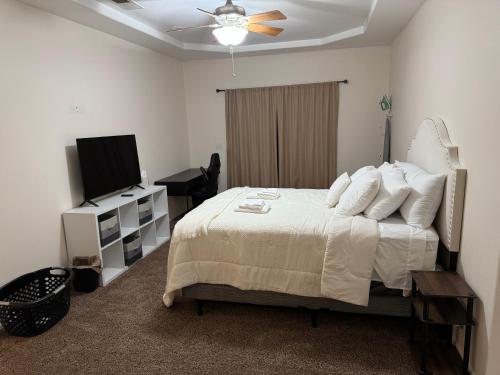 Desert Escape 4BR and 3BA Minutes to Joshua Tree in Twentynine Palms