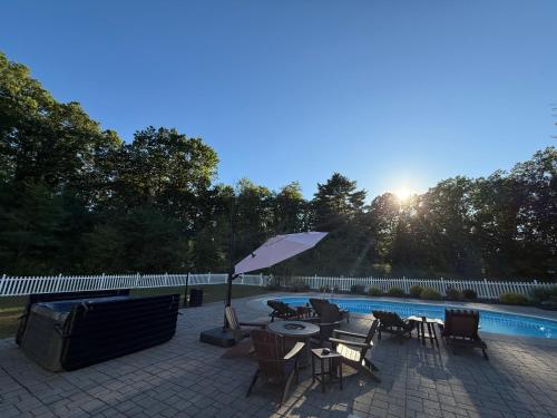 9 Bedroom Saratoga Home with Heated Pool, HotTub By Skiing, Track, Beach, Lake, SPAC, Golf, Town, And Lake George! in Saratoga Springs, USA