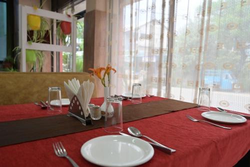 Étterem, HOTEL SANJEEVNY in Bajaura