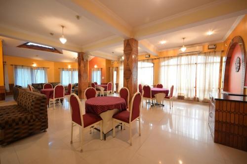 Étterem, HOTEL SANJEEVNY in Bajaura