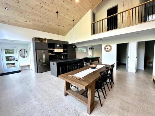 Spa River Pool Table - Chalet Ombre & Lumiere in Entrelacs (QC)