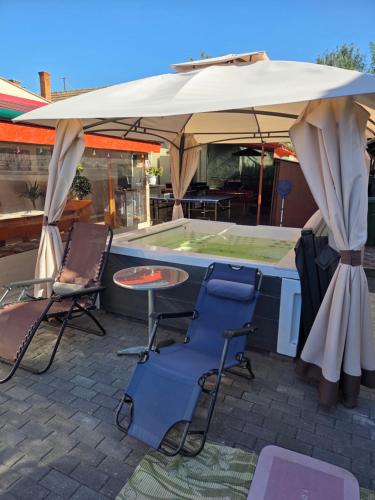 熱水浴缸, Varadi Apartman in 阿巴德薩洛克