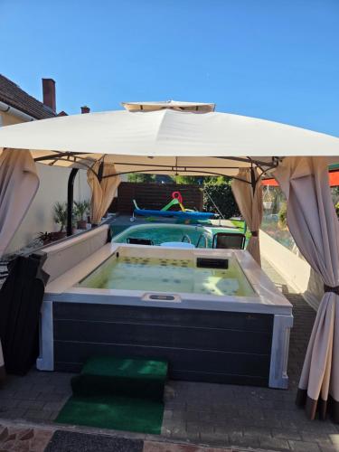 熱水浴缸, Varadi Apartman in 阿巴德薩洛克