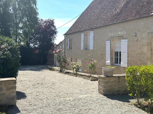 Зовнішній вигляд готелю, La Maison de Charme - Calme - Grand jardin - Jeux in Argentan