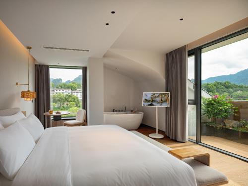 Zhangjiajie National Park RU Hotel--Free one way pick up service over 2 nightFree fresh coffeeAttraction Tickets Serivce in advance - image 3