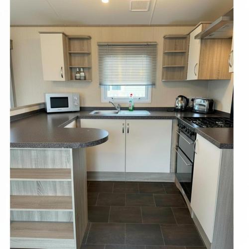 Comfortable 3-Bed Caravan - Combe Haven