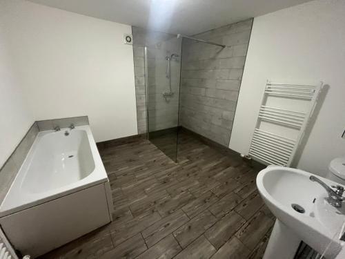 Fürdőszoba, Spacious Apartment with Private Garden in Mancroft