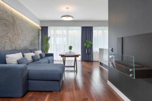 Elegant Blue Apartment in Gdańsk with Parking & Garden by Noclegi Renters – khách sạn tại Zaspa