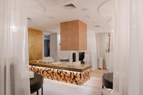 Mamaison Hotel Chain Bridge Budapest - image 9
