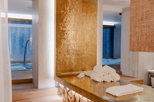 Mamaison Hotel Chain Bridge Budapest - image 10