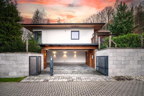 Modern Nature Retreat w Pool, PS5 & Hot Tube in 薩札瓦