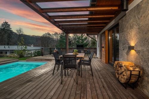 Modern Nature Retreat w Pool, PS5 & Hot Tube in 薩札瓦