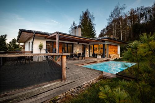 Modern Nature Retreat w Pool, PS5 & Hot Tube in 薩札瓦
