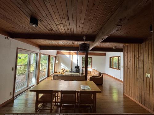 Cabin A MtFuji view, BBQ, lake Saiko 3mins, hammock, wood deck in Saiko Lake