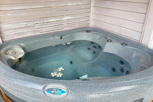 Jacuzzi, Lodge 2 - Hibiscus - Jaccuzi Privé (Lodge 2 - Hibiscus - Jaccuzi Prive) in Les Anses-d'Arlet