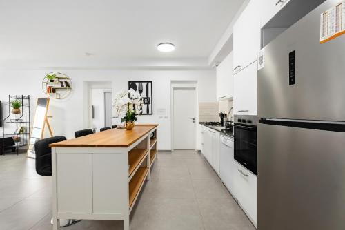 Kitchen, The Beach Tower Residence in Ashdod