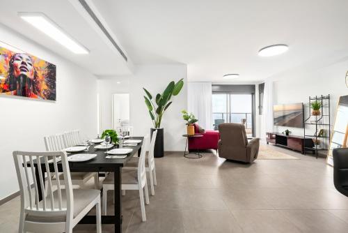 Guestroom, The Beach Tower Residence in Ashdod