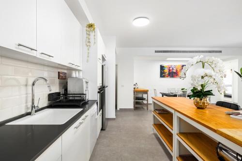 Kitchen, The Beach Tower Residence in Ashdod