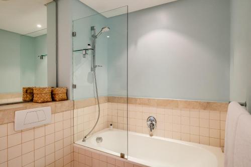 Secure 2bed Apartment in the Marina Carradale 002 - main image
