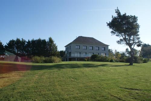 Stunning sea views, sea 100 m away, very large garden, Saint-Cast-le-Guildo