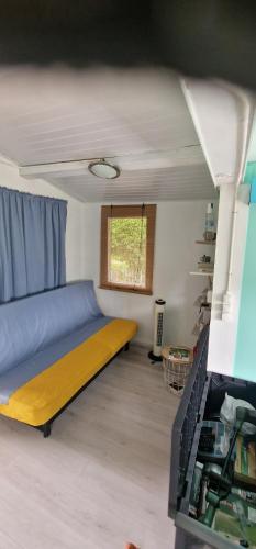 Tiny house op een volkstuinverenging – khách sạn tại Charlois