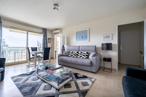 Studio with sea and pool view in เลอ กานเนต์