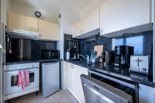 Studio with sea and pool view in เลอ กานเนต์