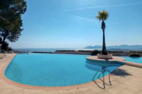 Studio with sea and pool view in เลอ กานเนต์