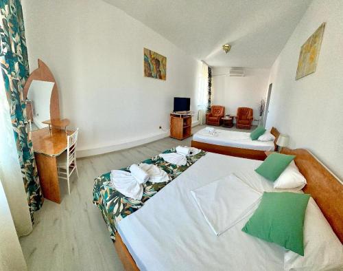 1 queen bed, 1 twin bed