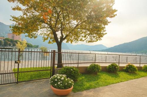 ที่เที่ยวใกล้ที่พัก, AQUARAMA - private pool - Lakefront apartment end free parking in ปาราติโก