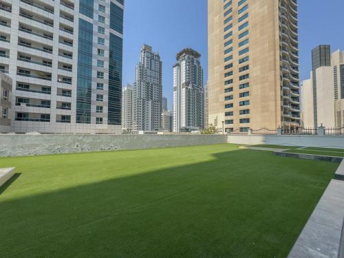 Vogue Stylish One Bedroom apartment in Marina with Balcony and full Amenities including Sauna Walkable to Metro Station & JBR Beach, Dubaj (zdjęcie 5)