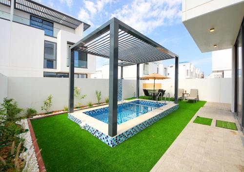 Piscina, Silk Valley - 4B near Al Hamriyah | Private Pool in Umm Al Quwain