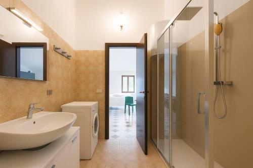 Ducha, PARATICO - Lakefront Apartment with Pool Access & Free Parking in Paratico