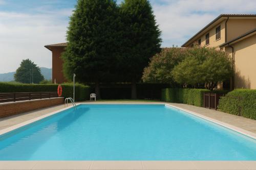 Vista exterior, PARATICO - Lakefront Apartment with Pool Access & Free Parking in Paratico