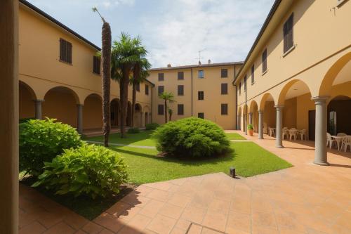 Vista exterior, PARATICO - Lakefront Apartment with Pool Access & Free Parking in Paratico