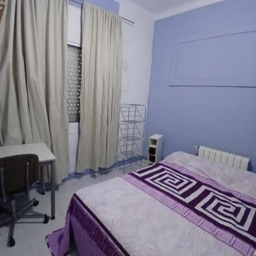 Habitación azul con cama doble disponible en Barcelona chambre d'hôte Santa Maria de Montcada