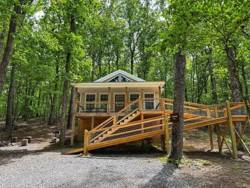 Coyote Cabin at Woodland Retreat at DeSoto beside DeSoto State Park in Fort Payne, Vereinigte Staaten von Amerika